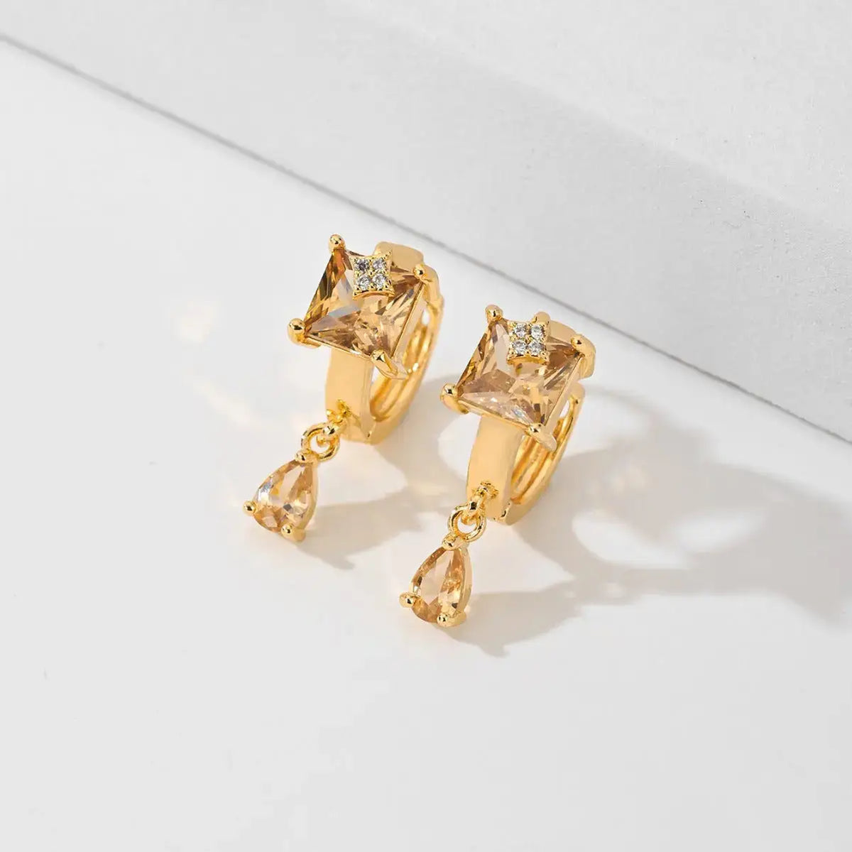 Pendientes de estilo clásico chapados en oro - image 3