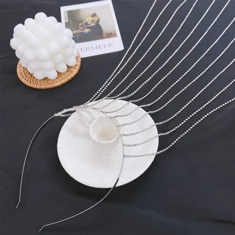 Diadema de pedrería con borlas - image 3