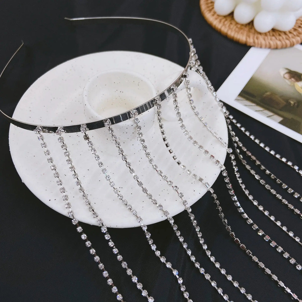 Diadema de pedrería con borlas - image 4