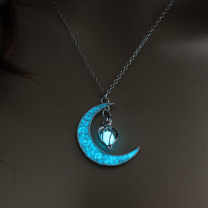 Collar de luna creciente que brilla en la oscuridad