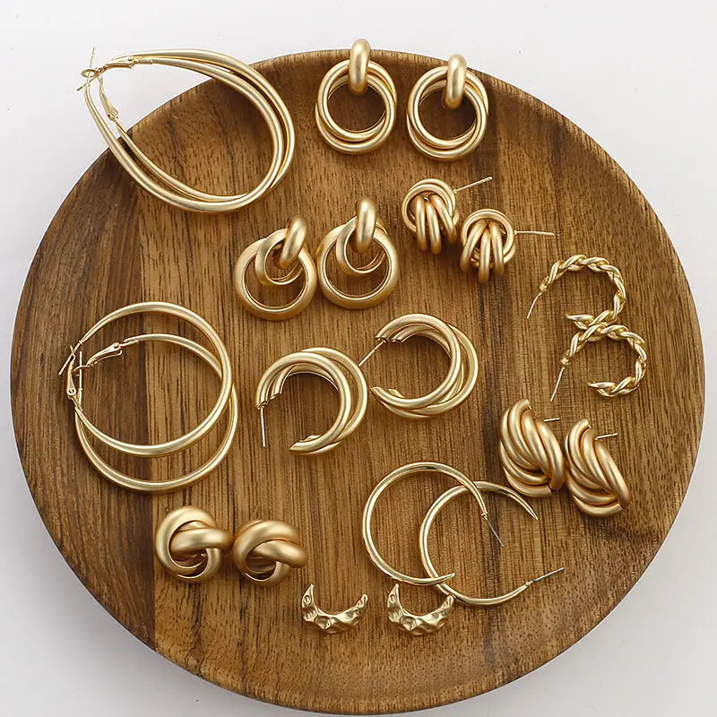 Pendientes dorados de estilo llamativo - image 1
