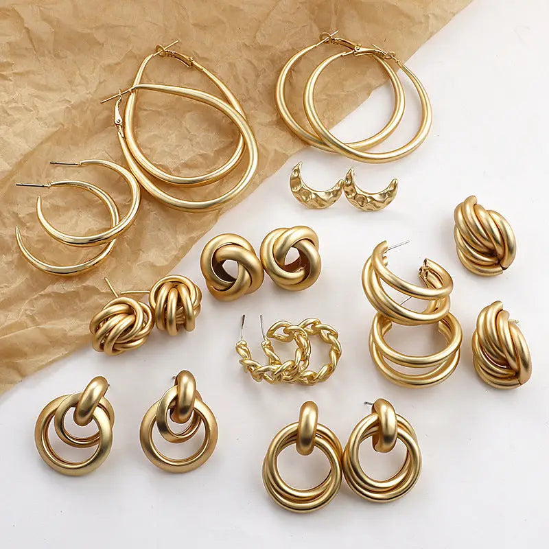 Pendientes dorados de estilo llamativo - image 2