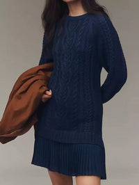 Vestido suéter de punto trenzado con bajo plisado - image 10