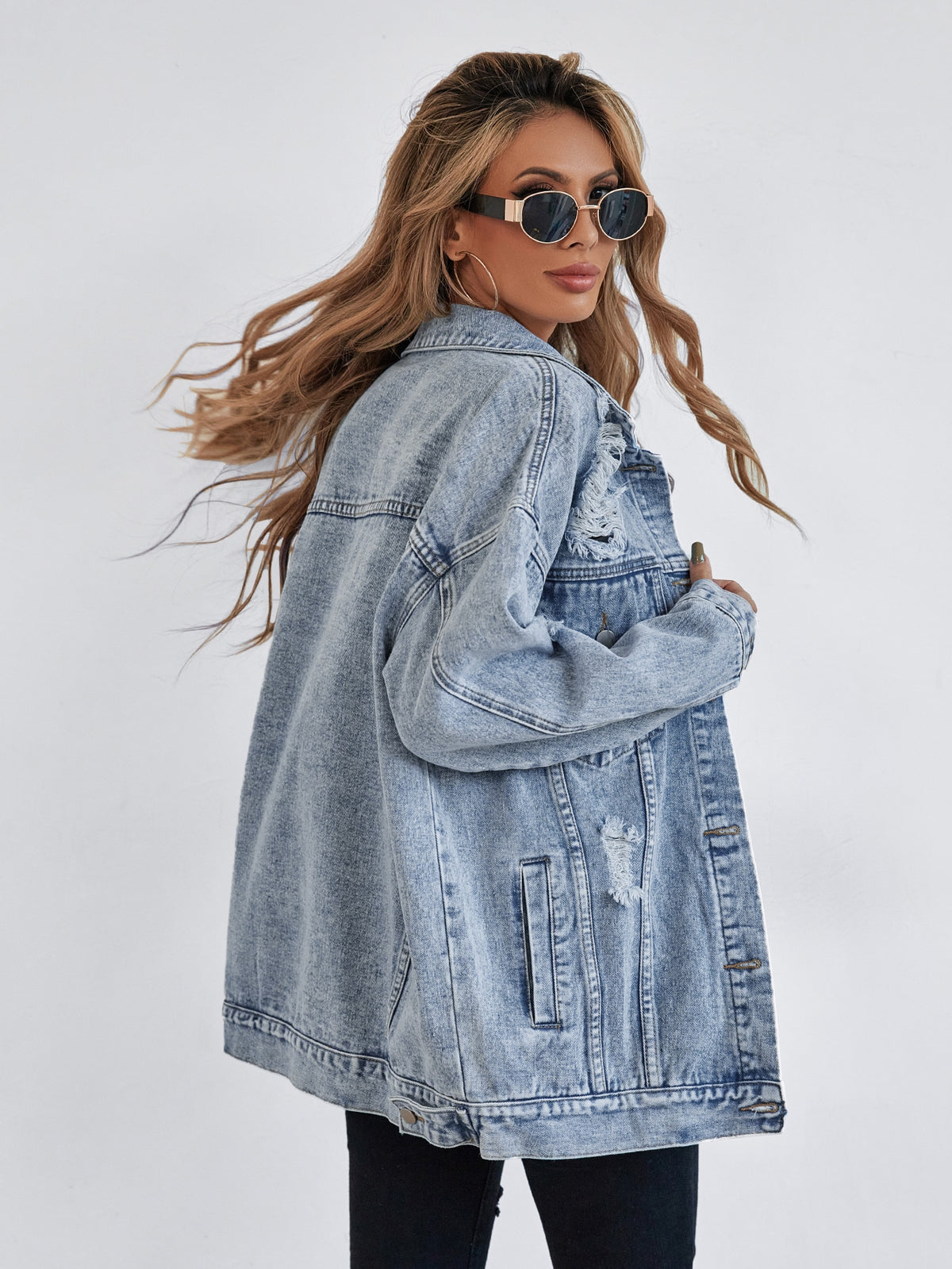 Chaqueta de mezclilla boyfriend desgastada para mujer - image 8