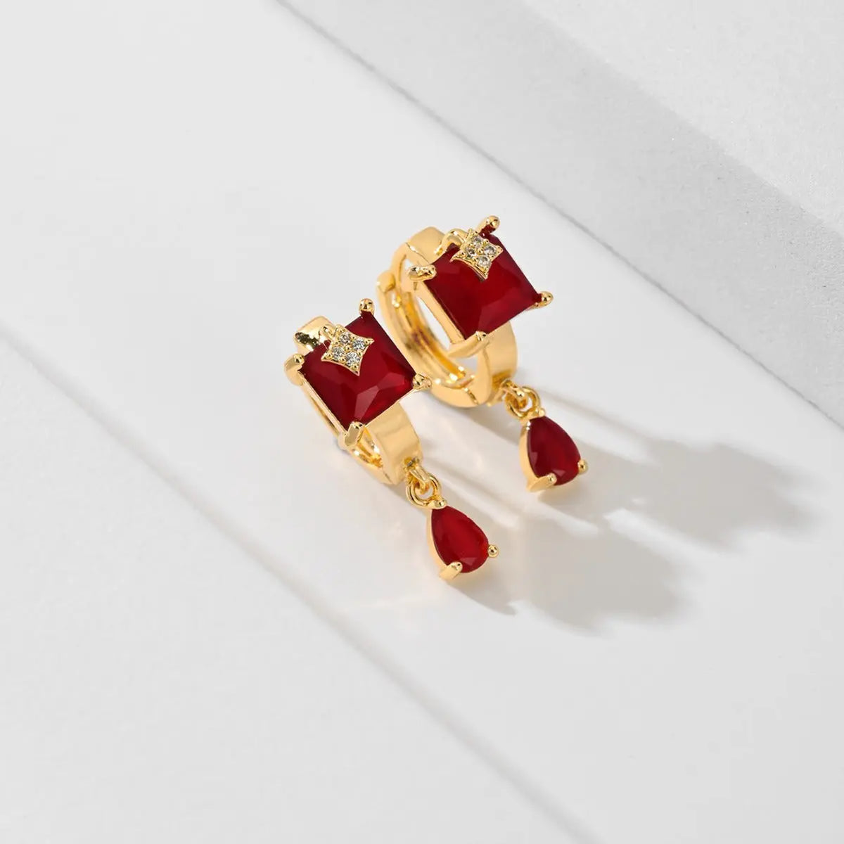 Pendientes de estilo clásico chapados en oro - image 6