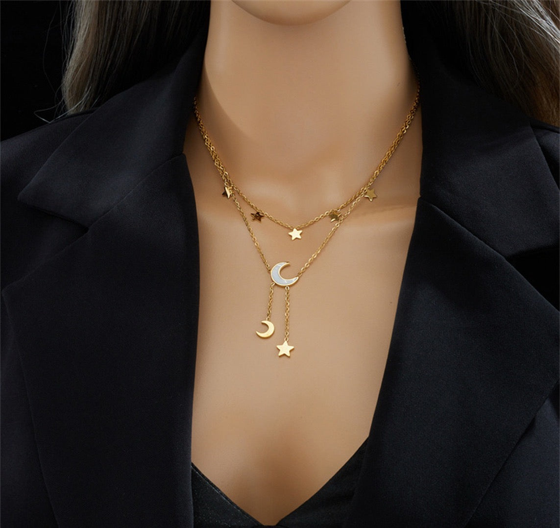 Collar de oro con capas de luna y estrellas