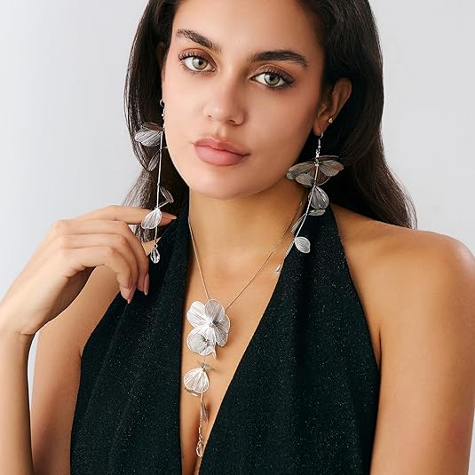 Gold Ginkgo Leaf Choker Necklace - image 3