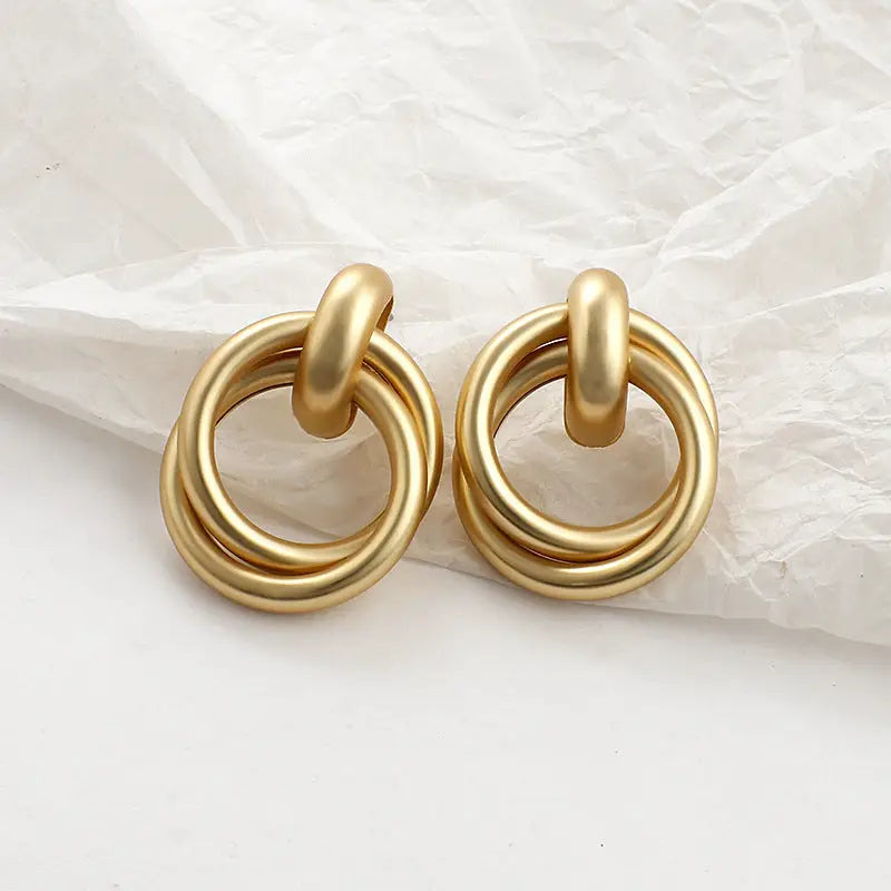 Pendientes dorados de estilo llamativo - image 4
