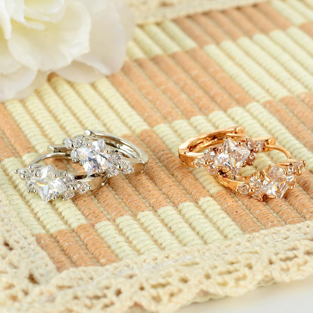 Aretes de aro huggie con circonitas cuadradas - image 6