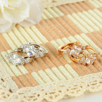 Aretes de aro huggie con circonitas cuadradas - image 6