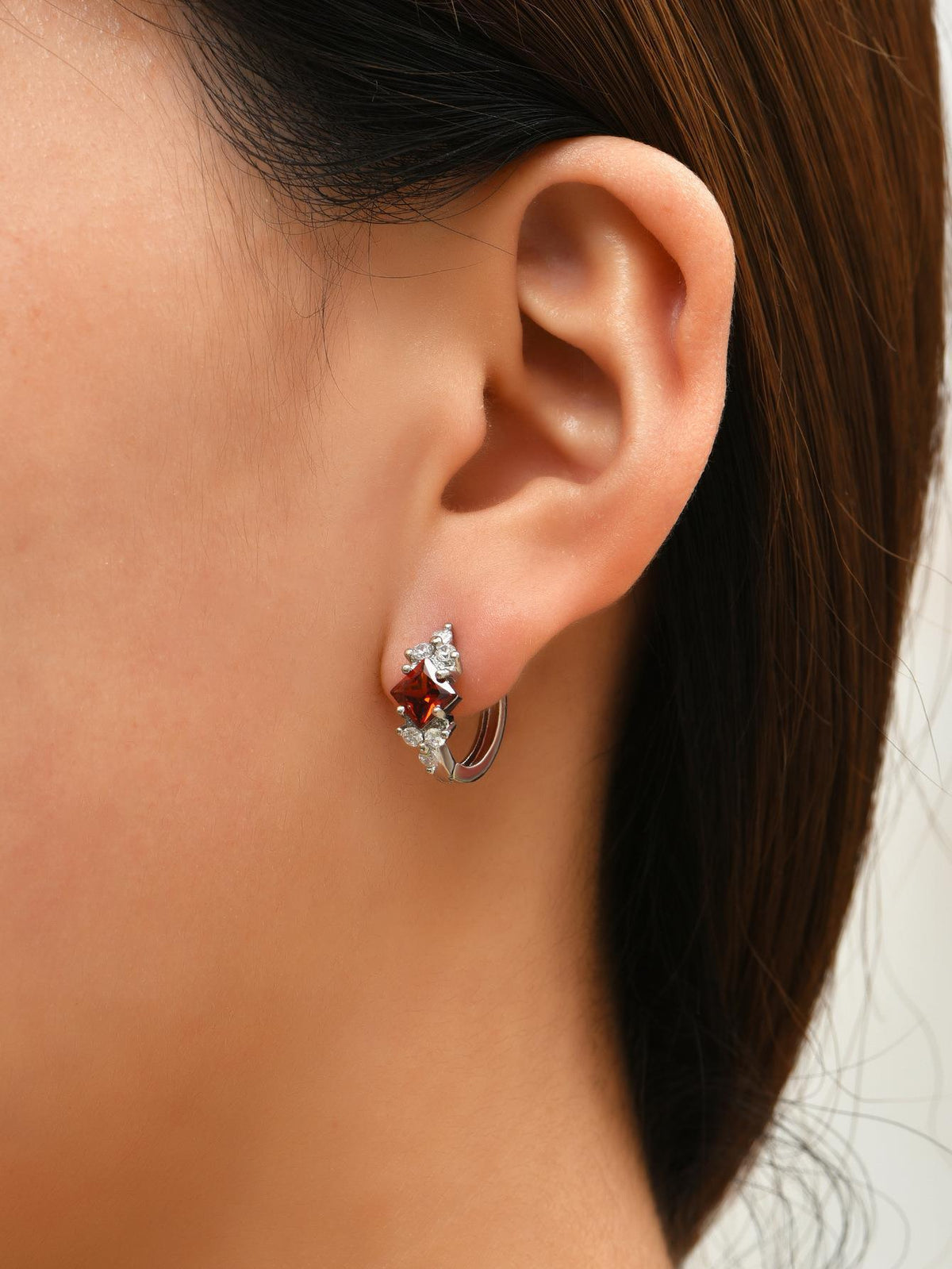 Aretes de aro huggie con circonitas cuadradas - image 3