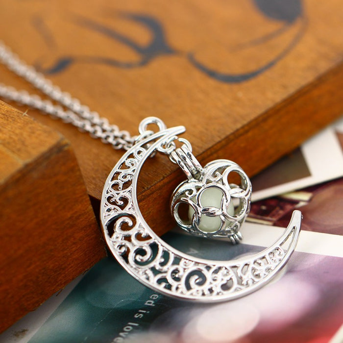 Collar de luna creciente que brilla en la oscuridad
