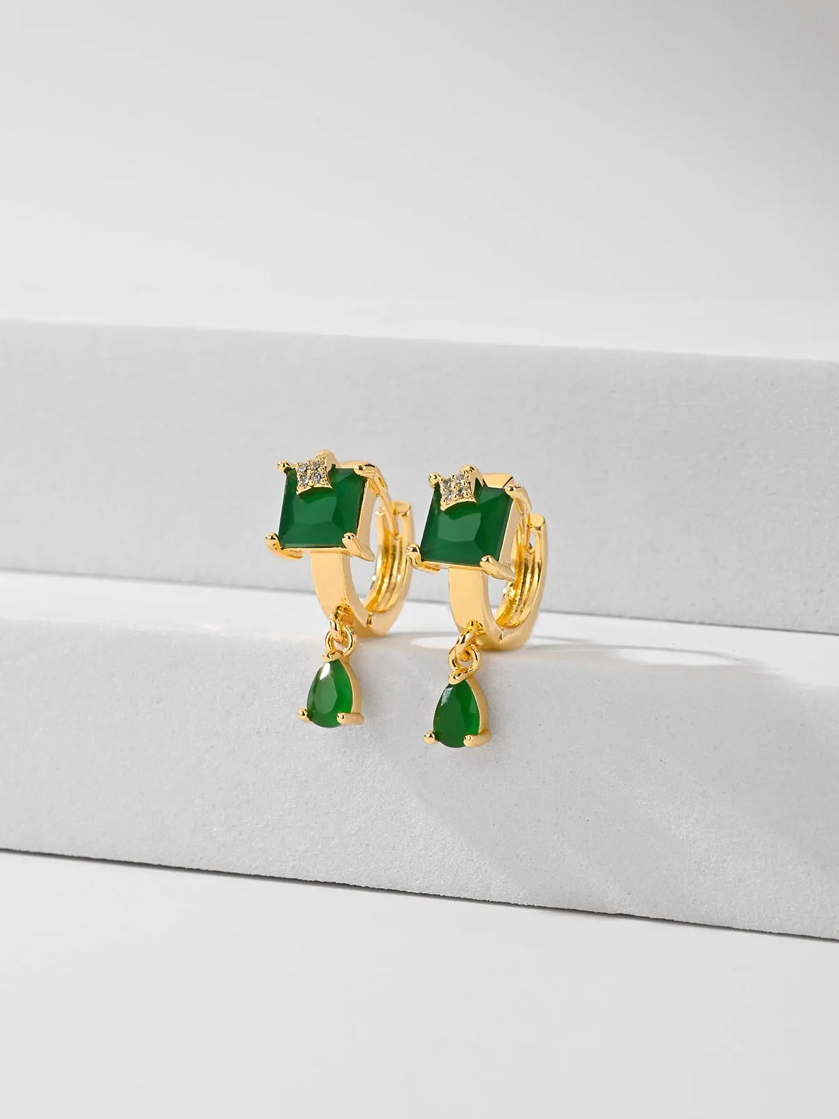 Pendientes de estilo clásico chapados en oro - image 7