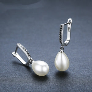 Aretes huggie con perla colgante