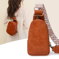 Bolsa pecho cruzada pequeña con correa tipo guitarra - image 11