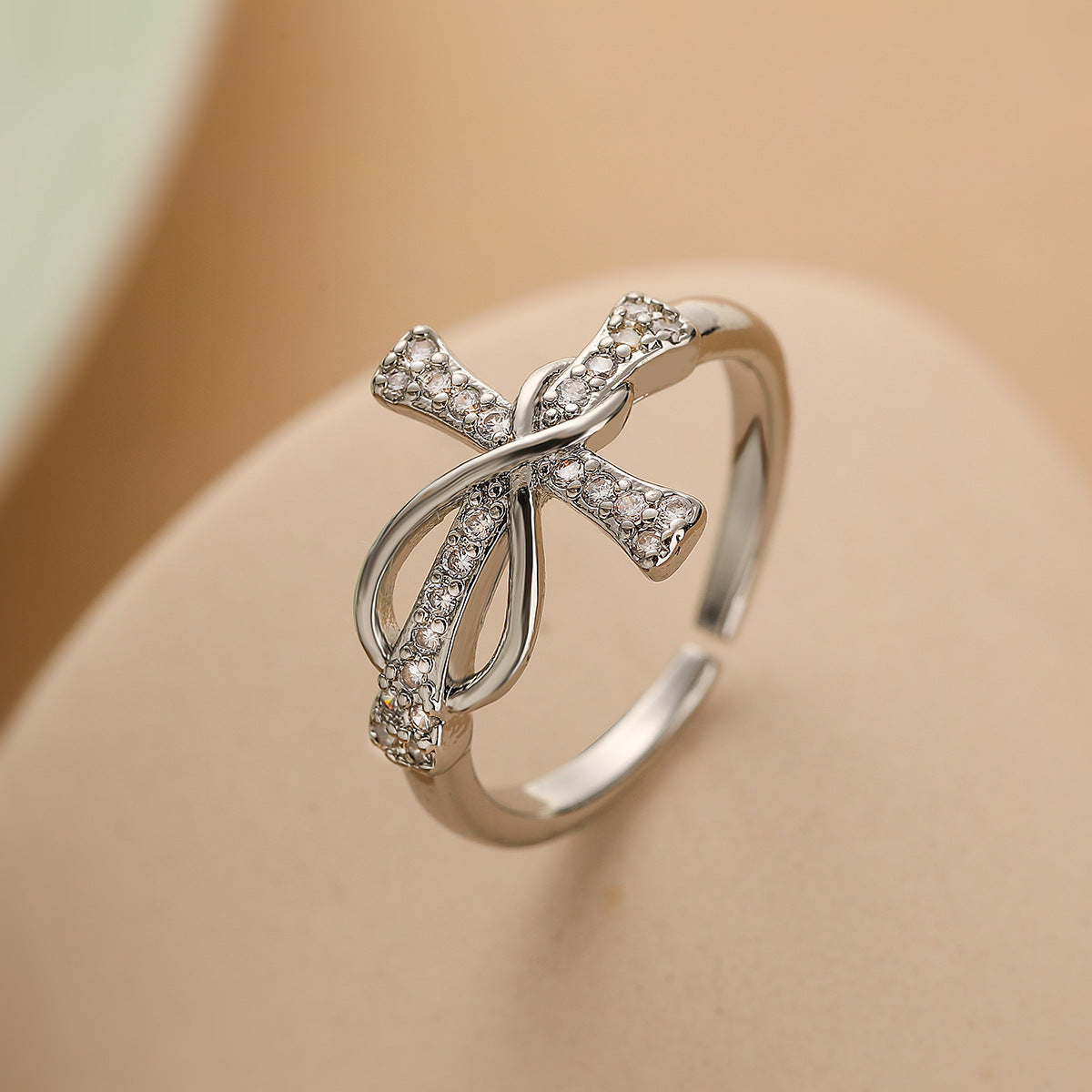 Anillo minimalista con toque de color - image 3