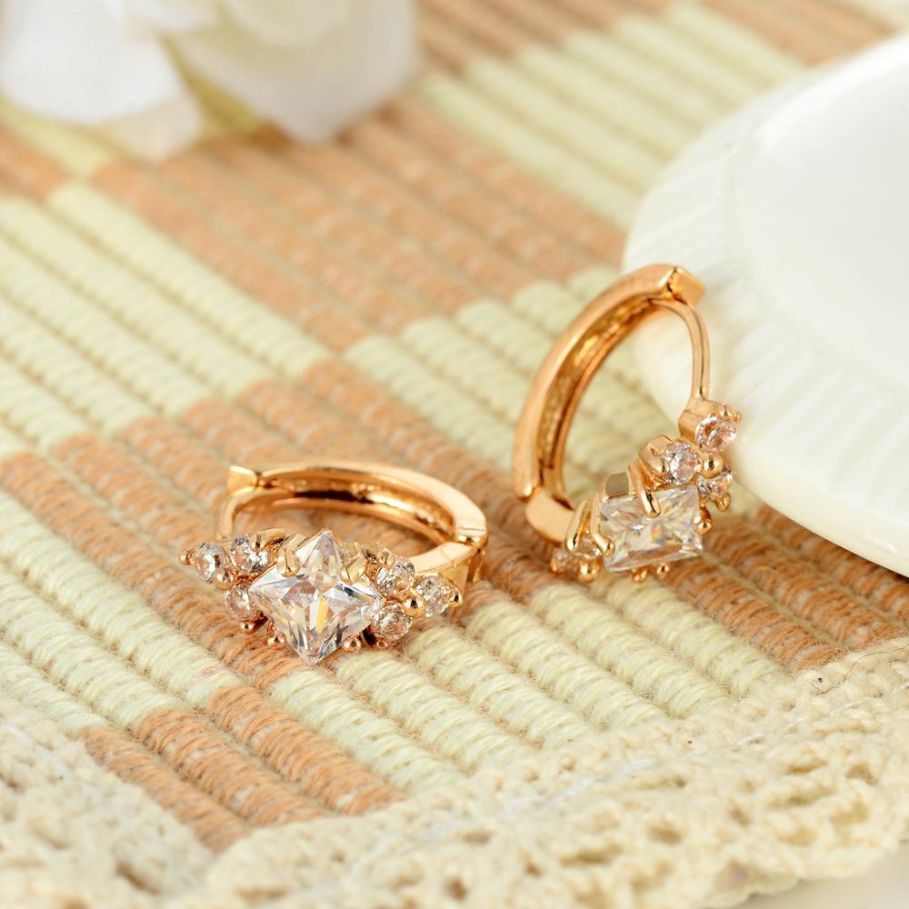 Aretes de aro huggie con circonitas cuadradas - image 1