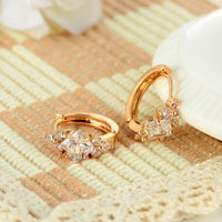 Aretes de aro huggie con circonitas cuadradas - image 1
