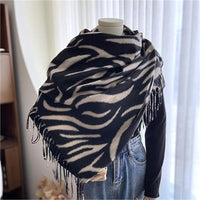 Bufanda manta oversize con estampado de cebra, chal de invierno doble cara con borlas - image 1
